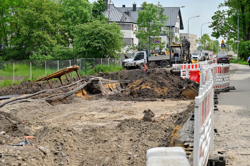 Od strony ul. Pawiej ul. Asfaltową remontuje Zarząd Dróg i Utrzymania Miasta.