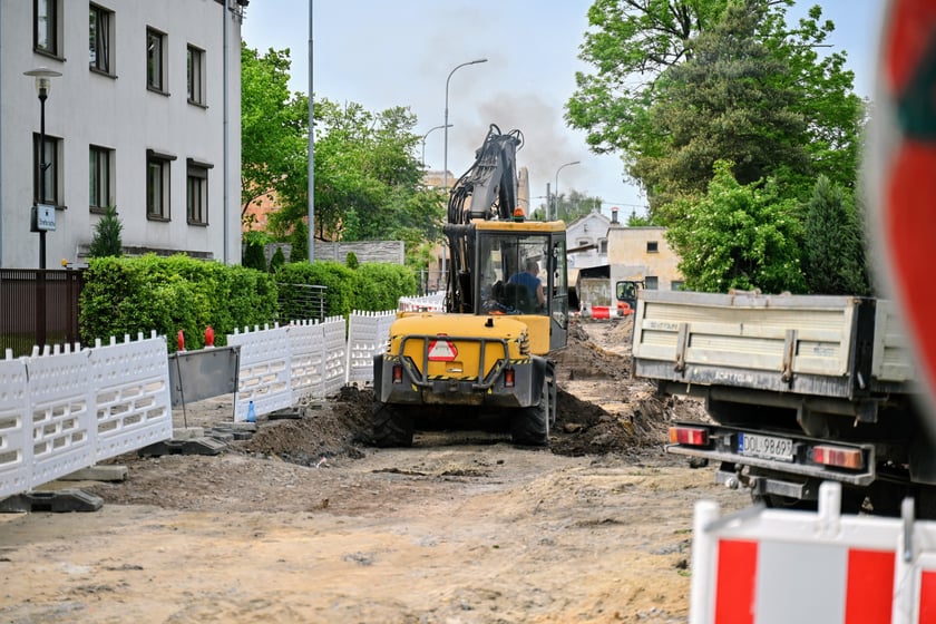 Od strony ul. Pawiej ul. Asfaltową remontuje Zarząd Dróg i Utrzymania Miasta.