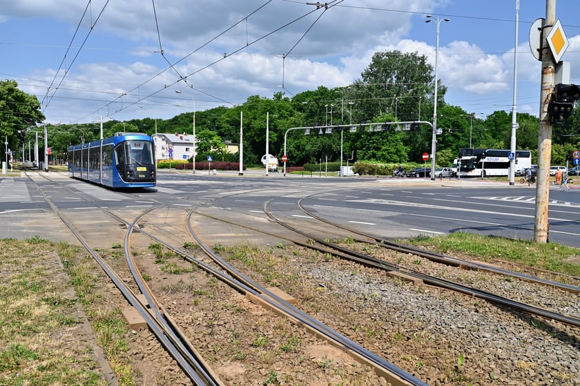 Remont ul. Legnickiej to trzy zadania. Jedno z nich to wymiana rozjazdów prowadzących z ul. Legnickiej w Milenijną.