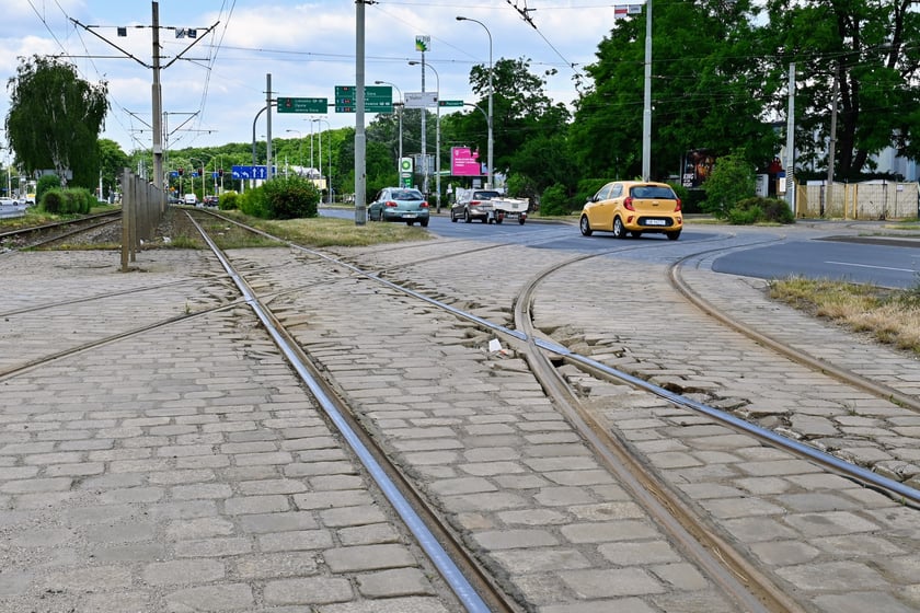 Remont ul. Legnickiej to trzy zadania. Na zdjęciu rozjazdy prowadzące do starej zajezdni Popowice, które będą wymieniane.