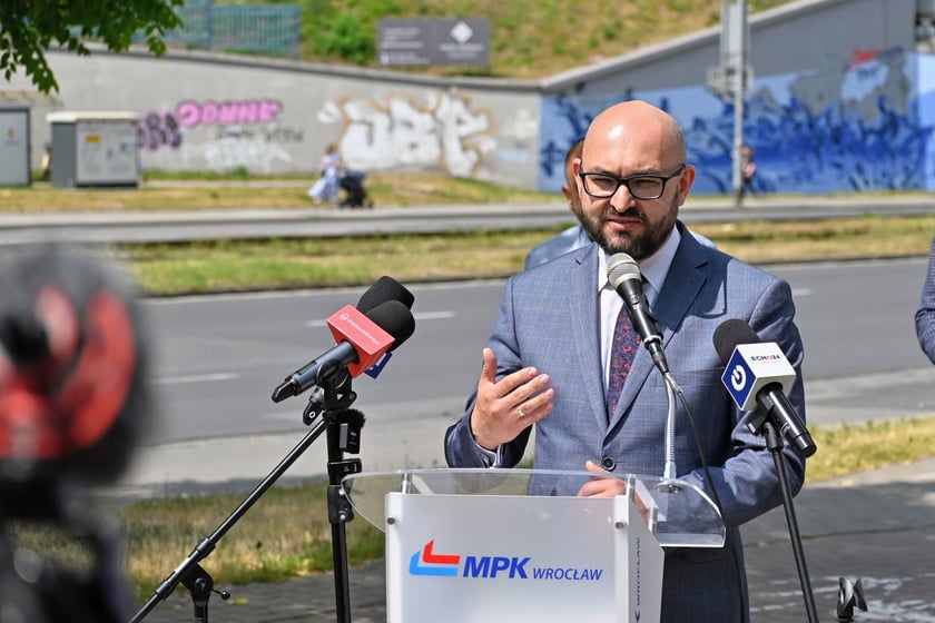- Łączny koszt remontu to 17 mln zł. Wymienimy 1,4 kilometra tor&oacute;w, z czego zielone torowisko zajmie powierzchnię 3,6 tys. metr&oacute;w kwadratowych - informuje Witold Woźny, prezes MPK Wrocław.&nbsp;