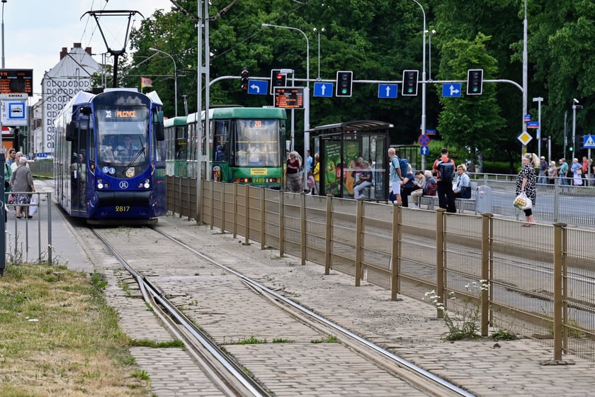 Remont ul. Legnickiej to trzy zadania. Na zdjęciu rozjazdy prowadzące do starej zajezdni Popowice, które będą wymieniane.