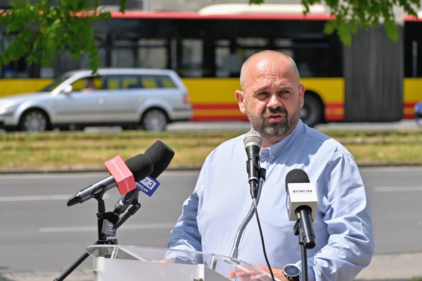 - Nasze zadanie to robi&oacute;rka trakcji i torowiska. Wykonamy nową podbudowę, położymy szyny i zazielenimy torowisko - opowiada Andrzej Rozmarynowski, prezes GM Roads Polska.