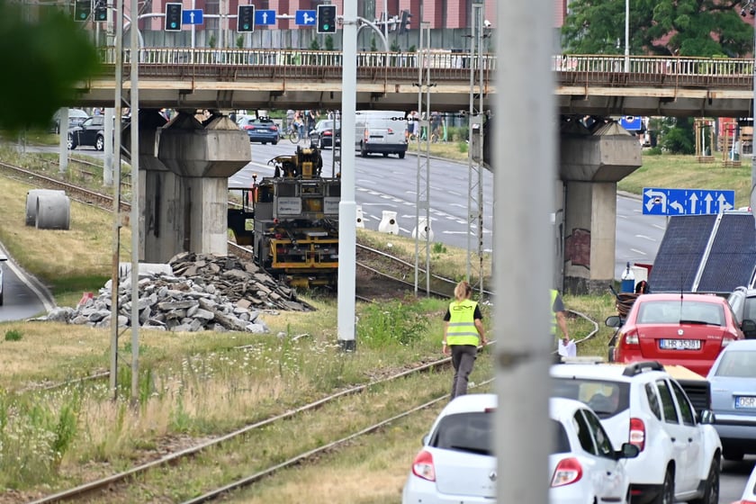 Remont torowiska na ul. Legnickiej potrwa do końca wakacji.