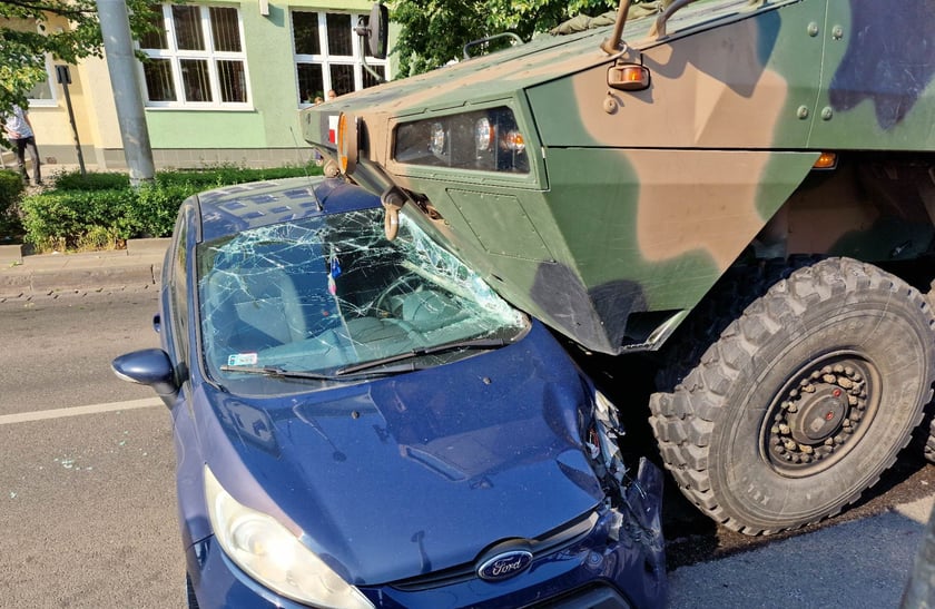 Zderzenie transportera opancerzonego typu Rosomak z autem osobowym