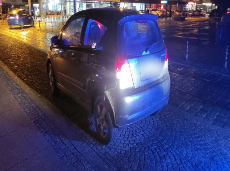 "Mistrzowie parkowania" z Wrocławia. Na zdjęciu widać auta zaparkowane na ulicach Wrocławia w nieprawidłowy sposób, w miejscach niedozwolonych