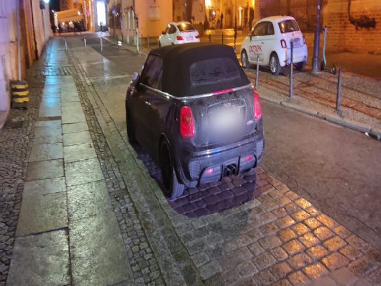 "Mistrzowie parkowania" z Wrocławia. Na zdjęciu widać auta zaparkowane na ulicach Wrocławia w nieprawidłowy sposób, w miejscach niedozwolonych