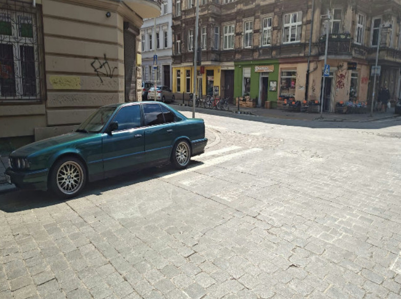 "Mistrzowie parkowania" z Wrocławia. Na zdjęciu widać auta zaparkowane na ulicach Wrocławia w nieprawidłowy sposób, w miejscach niedozwolonych