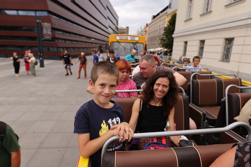 Parada autobusów nowym odcinkiem trasy autobusowo-tramwajowej na Nowy Dwór.