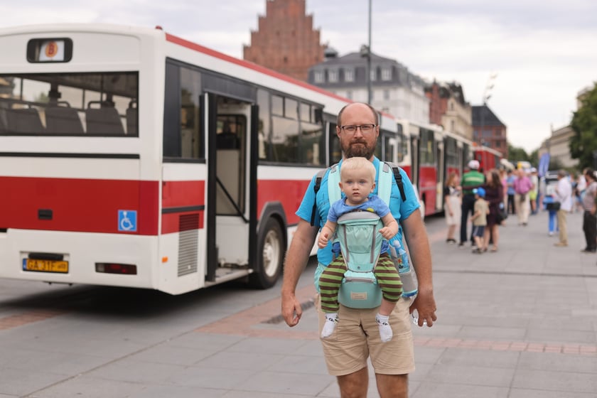 Parada autobusów nowym odcinkiem trasy autobusowo-tramwajowej na Nowy Dwór.