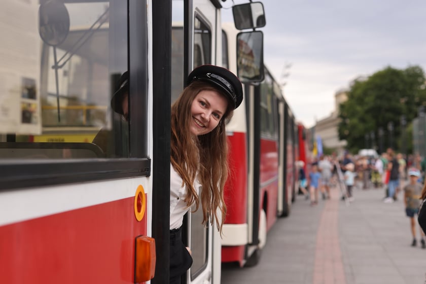 Parada autobusów nowym odcinkiem trasy autobusowo-tramwajowej na Nowy Dwór.