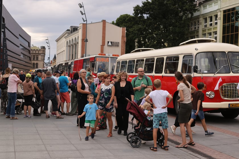 Parada autobusów nowym odcinkiem trasy autobusowo-tramwajowej na Nowy Dwór.