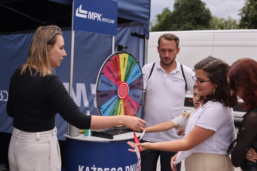 Parada autobusów nowym odcinkiem trasy autobusowo-tramwajowej na Nowy Dwór.