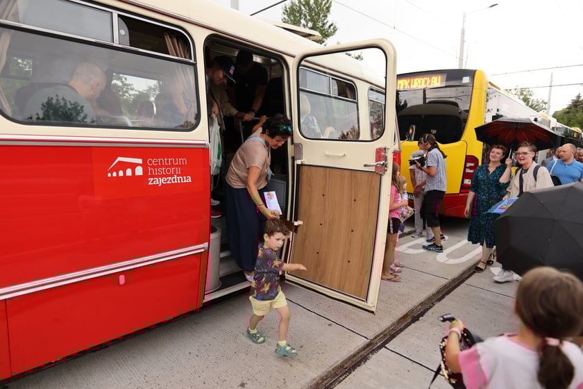 Parada autobusów nowym odcinkiem trasy autobusowo-tramwajowej na Nowy Dwór.