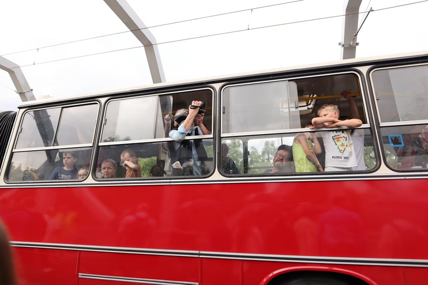 Parada autobusów nowym odcinkiem trasy autobusowo-tramwajowej na Nowy Dwór.