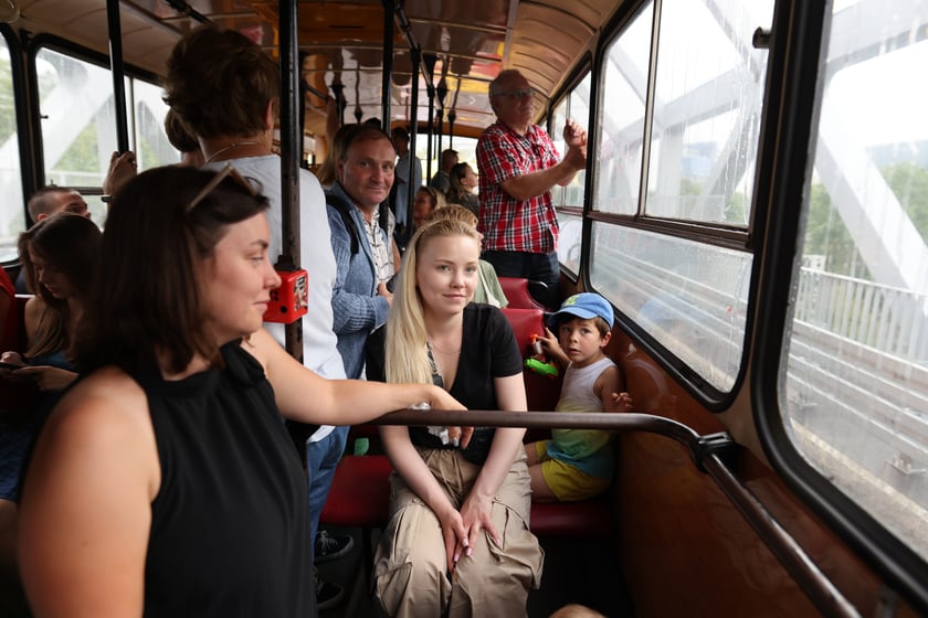 Parada autobusów nowym odcinkiem trasy autobusowo-tramwajowej na Nowy Dwór.