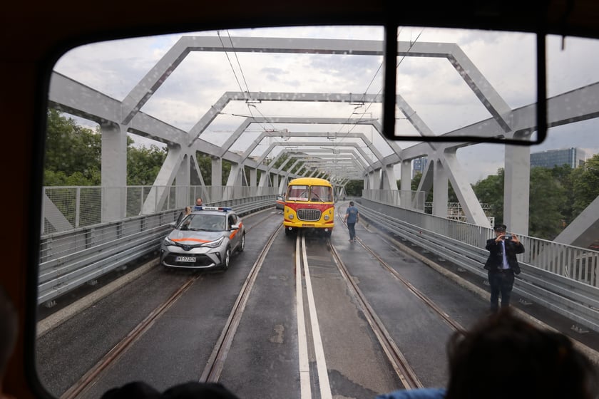 Parada autobusów nowym odcinkiem trasy autobusowo-tramwajowej na Nowy Dwór.