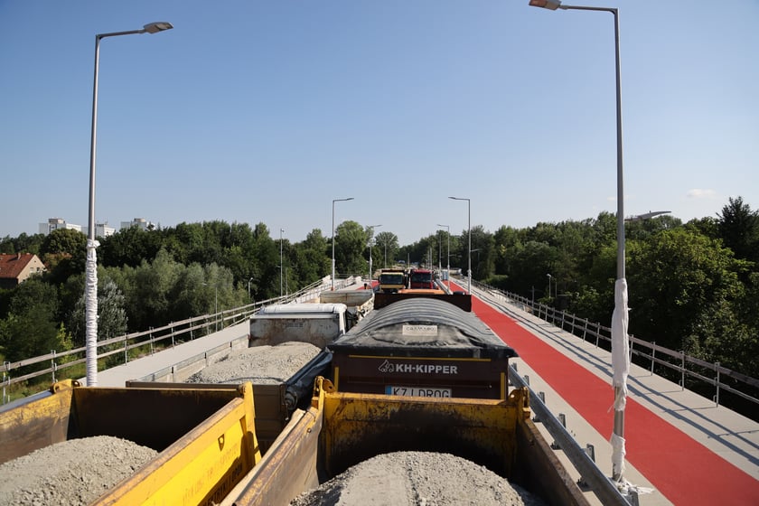 Próby obciążeniowe na moście Olimpijskim na Alei Wielkiej Wyspy.