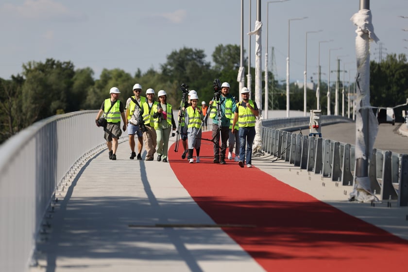 Próby obciążeniowe na moście Olimpijskim na Alei Wielkiej Wyspy.