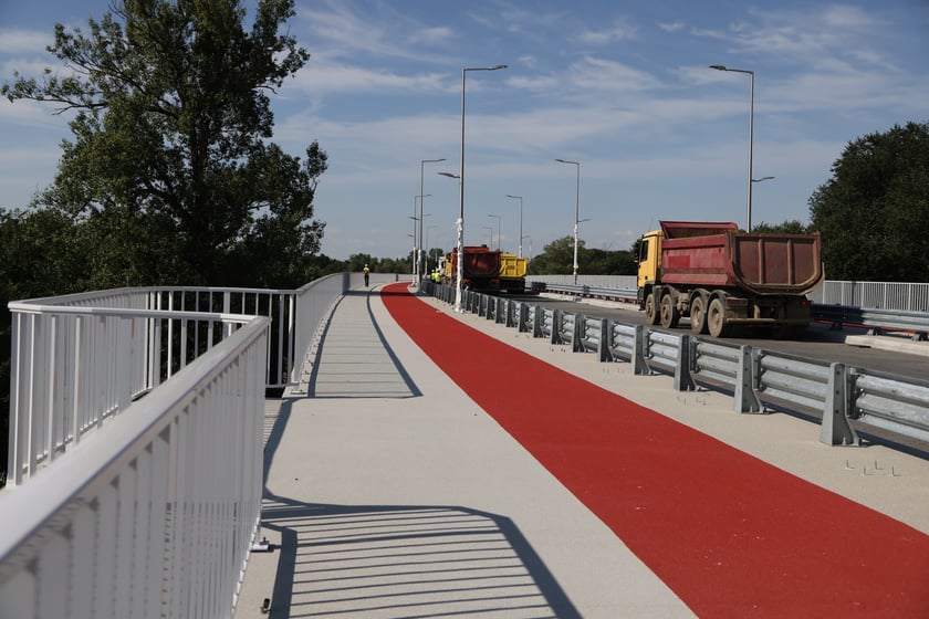 Próby obciążeniowe na moście Olimpijskim na Alei Wielkiej Wyspy.