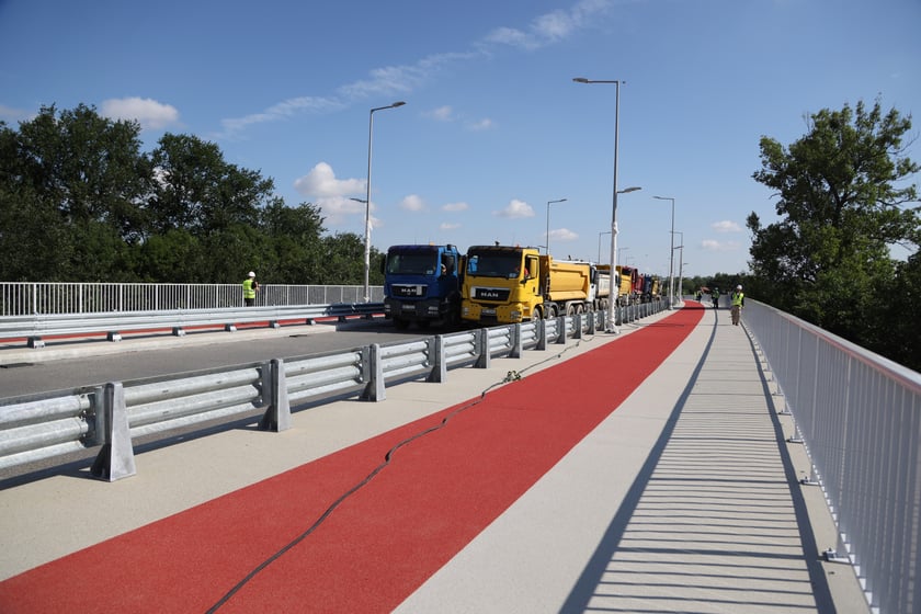 Próby obciążeniowe na moście Olimpijskim na Alei Wielkiej Wyspy.