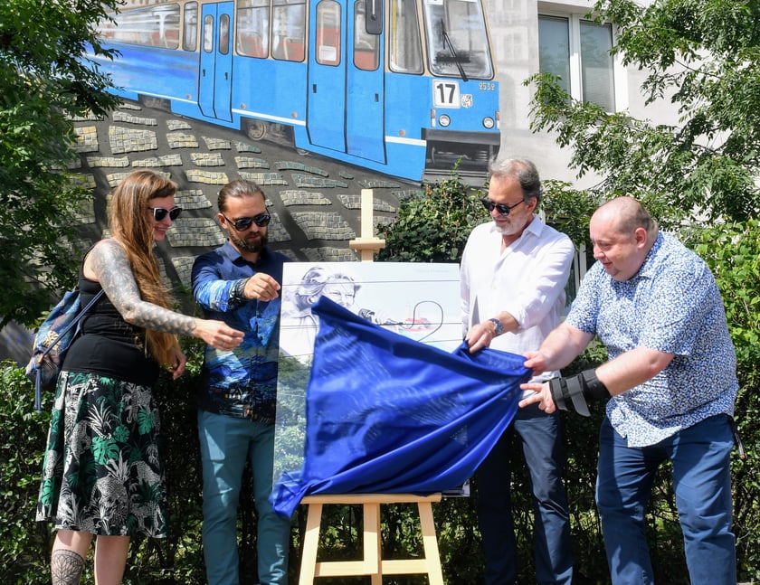 Dokładnie rok temu, 19 sierpnia, mural uroczyście odsłaniali: twórcy Marta Piróg, Marek Grela, syn Marii Koterbskiej Roman Frankl i prezes MPK Krzysztof Balawejder.
