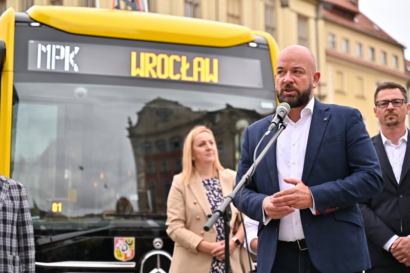 Prezentacja pierwszego elektrycznego autobusu zakupionego przez MPK Wrocław. Prezydent Wrocławia Jacek Sutryk.