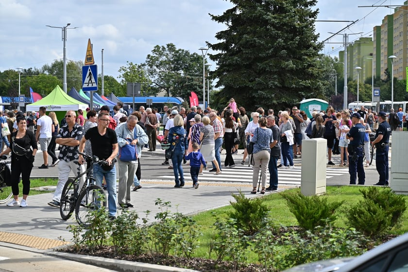 Komunikacyjny piknik na nowej pętli Wrocław Nowy Dwór (P+R). Impreza zorganizowana została z okazji uruchomienia tramwajów na Nowy Dwór, co nastąpi jutro, w niedzielę 3 września.