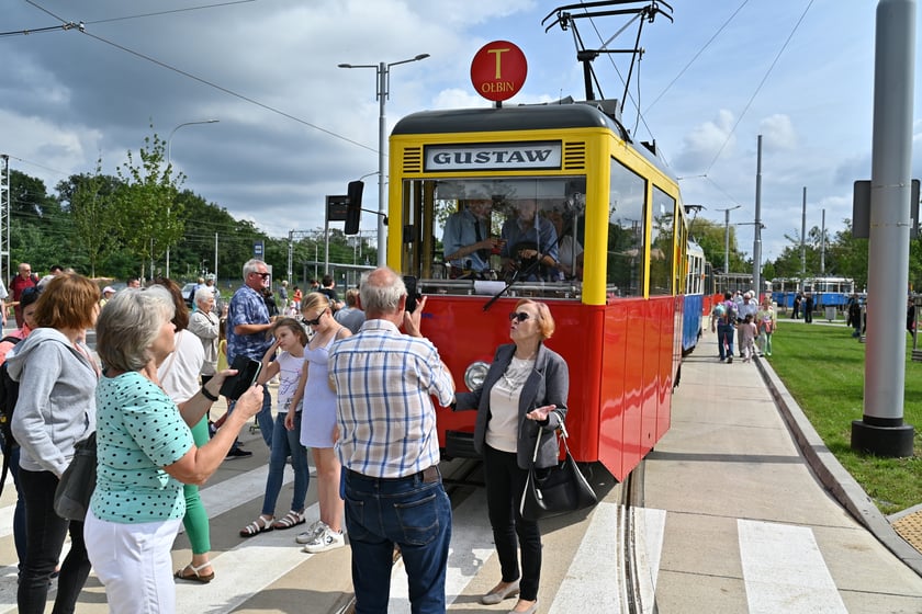Komunikacyjny piknik na nowej pętli Wrocław Nowy Dwór (P+R). Impreza zorganizowana została z okazji uruchomienia tramwajów na Nowy Dwór, co nastąpi jutro, w niedzielę 3 września.
