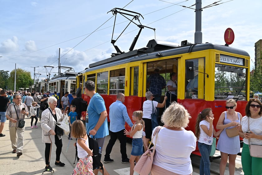 Komunikacyjny piknik na nowej pętli Wrocław Nowy Dwór (P+R). Impreza zorganizowana została z okazji uruchomienia tramwajów na Nowy Dwór, co nastąpi jutro, w niedzielę 3 września.