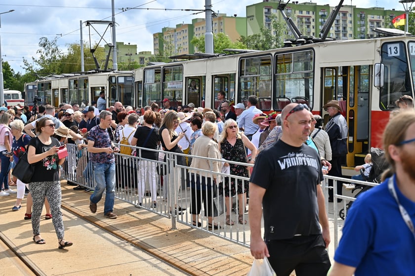 Komunikacyjny piknik na nowej pętli Wrocław Nowy Dwór (P+R). Impreza zorganizowana została z okazji uruchomienia tramwajów na Nowy Dwór, co nastąpi jutro, w niedzielę 3 września.
