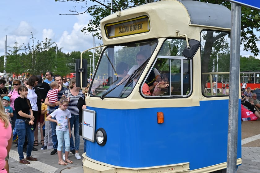Komunikacyjny piknik na nowej pętli Wrocław Nowy Dwór (P+R). Impreza zorganizowana została z okazji uruchomienia tramwajów na Nowy Dwór, co nastąpi jutro, w niedzielę 3 września.