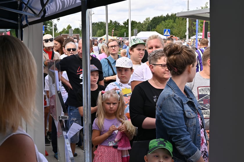 Komunikacyjny piknik na nowej pętli Wrocław Nowy Dwór (P+R). Impreza zorganizowana została z okazji uruchomienia tramwajów na Nowy Dwór, co nastąpi jutro, w niedzielę 3 września.
