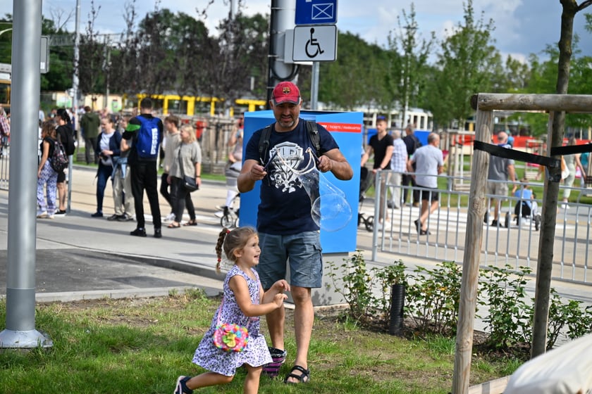 Komunikacyjny piknik na nowej pętli Wrocław Nowy Dwór (P+R). Impreza zorganizowana została z okazji uruchomienia tramwajów na Nowy Dwór, co nastąpi jutro, w niedzielę 3 września.