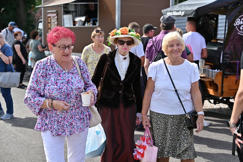 Komunikacyjny piknik na nowej pętli Wrocław Nowy Dwór (P+R). Impreza zorganizowana została z okazji uruchomienia tramwajów na Nowy Dwór, co nastąpi jutro, w niedzielę 3 września.