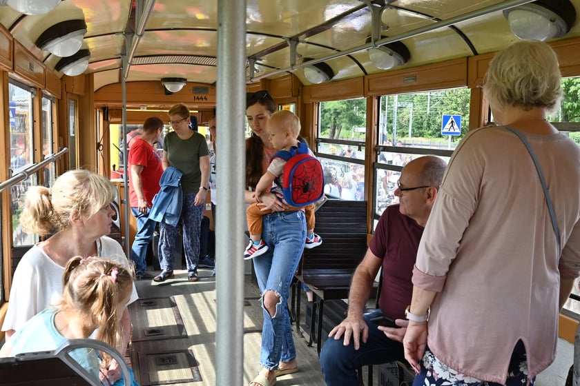Komunikacyjny piknik na nowej pętli Wrocław Nowy Dwór (P+R). Impreza zorganizowana została z okazji uruchomienia tramwajów na Nowy Dwór, co nastąpi jutro, w niedzielę 3 września.