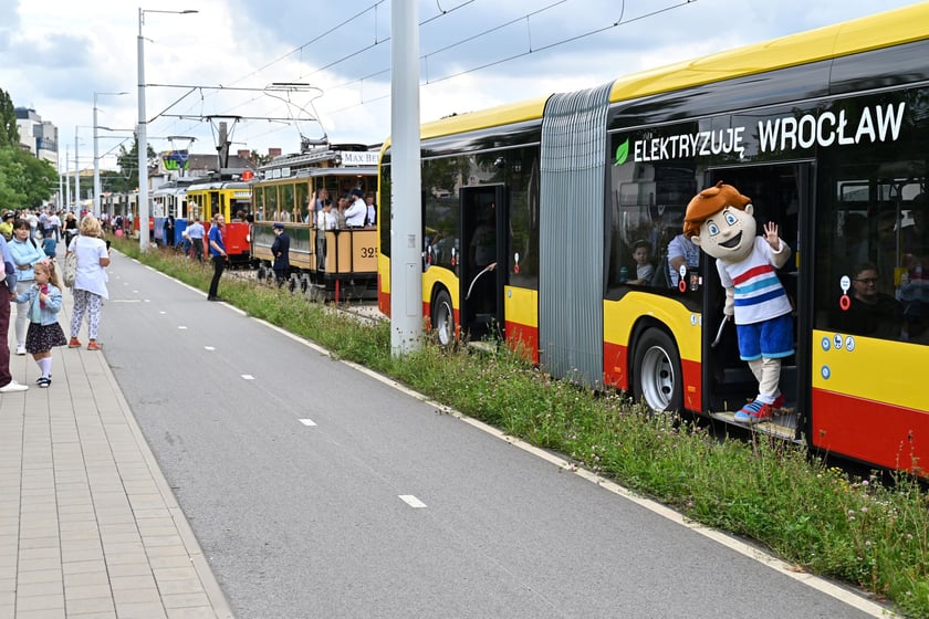 Trasą na Nowy Dwór paradowały zabytkowe tramwaje i autobusy. Pojazdy MPK i KSTM z wrocławianami na pokładach przemierzyły TAT od Dworca Świebodzkiego do nowej pętli przy ul. Rogowskiej.