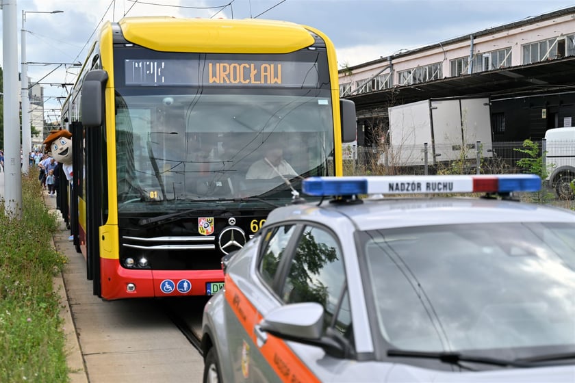 Trasą na Nowy Dwór paradowały zabytkowe tramwaje i autobusy. Pojazdy MPK i KSTM z wrocławianami na pokładach przemierzyły TAT od Dworca Świebodzkiego do nowej pętli przy ul. Rogowskiej.