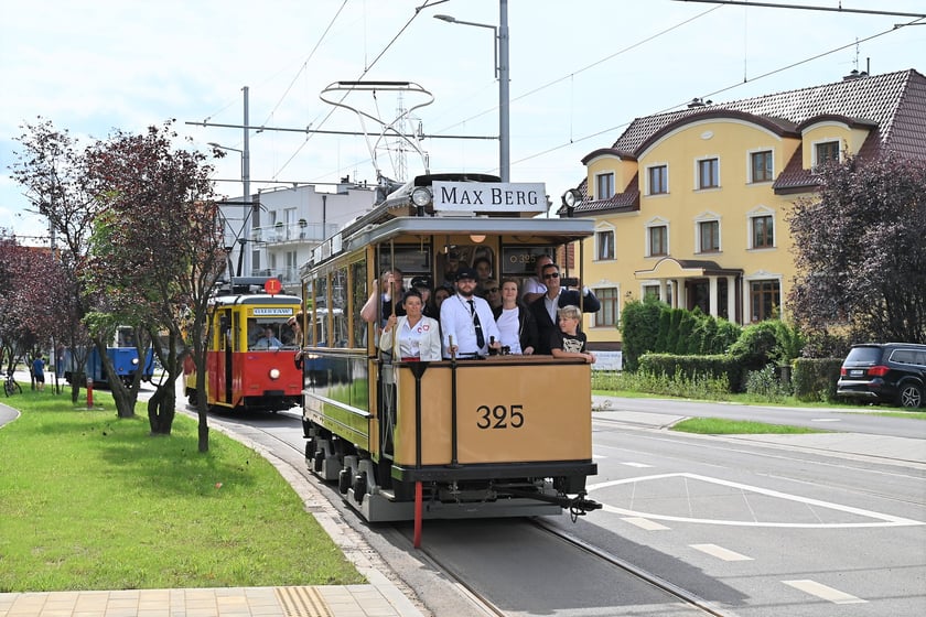 Trasą na Nowy Dwór paradowały zabytkowe tramwaje i autobusy. Pojazdy MPK i KSTM z wrocławianami na pokładach przemierzyły TAT od Dworca Świebodzkiego do nowej pętli przy ul. Rogowskiej.