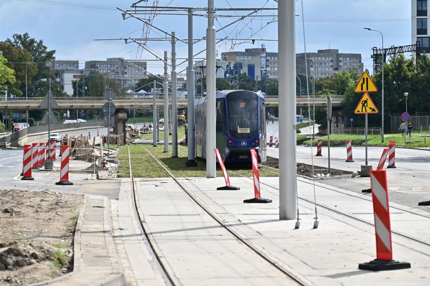 Zielona ulica Legnicka po remoncie torowiska między ulicami Zachodnią a Niedźwiedzią.