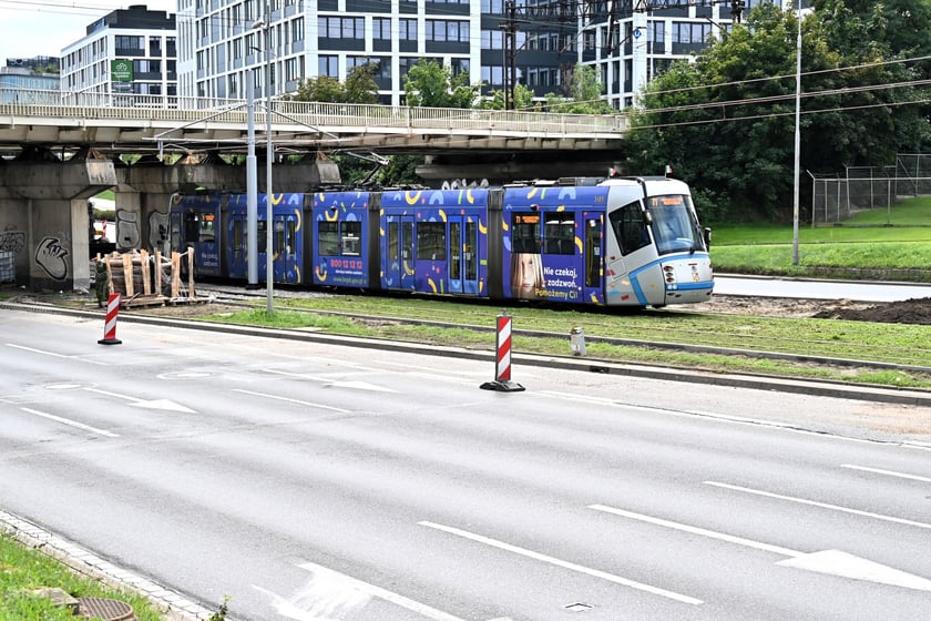 Zielona ulica Legnicka po remoncie torowiska między ulicami Zachodnią a Niedźwiedzią.