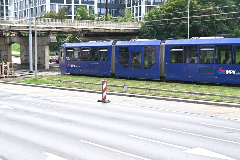 Zielona ulica Legnicka po remoncie torowiska między ulicami Zachodnią a Niedźwiedzią.