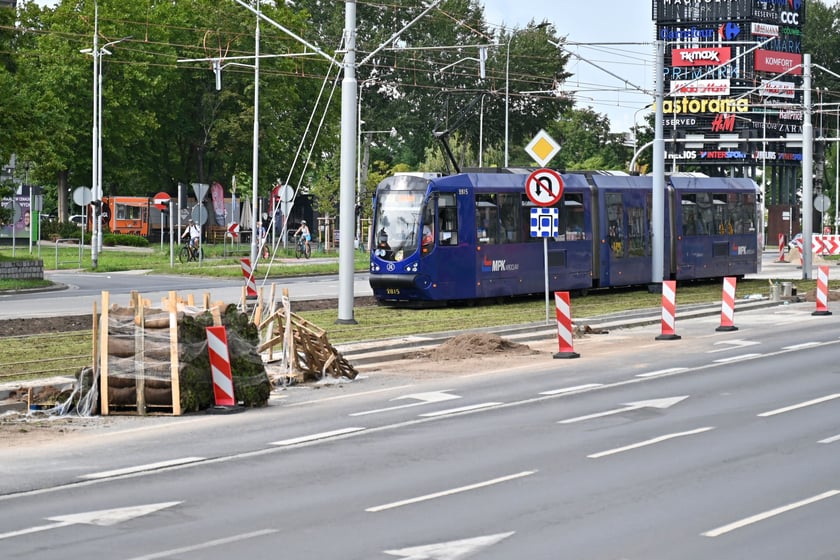 Zielona ulica Legnicka po remoncie torowiska między ulicami Zachodnią a Niedźwiedzią.