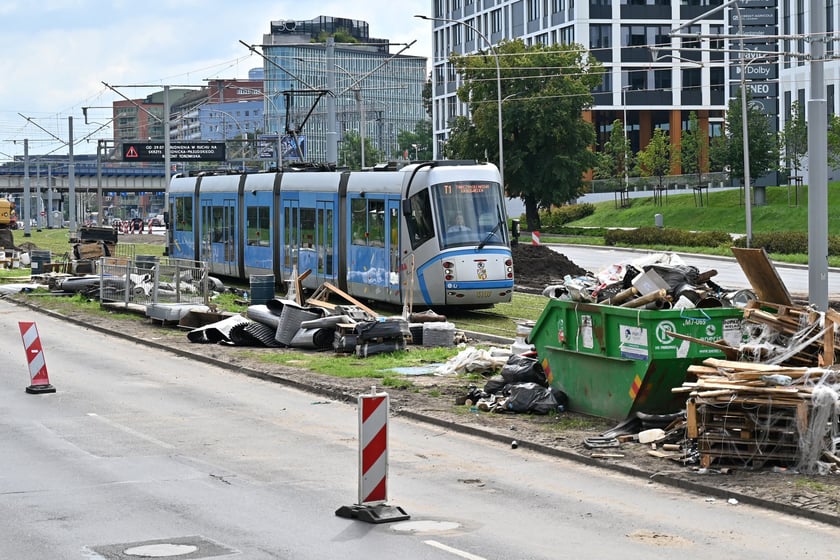 Zielona ulica Legnicka po remoncie torowiska między ulicami Zachodnią a Niedźwiedzią.