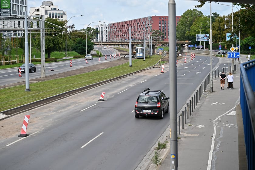 Zielona ulica Legnicka po remoncie torowiska między ulicami Zachodnią a Niedźwiedzią.