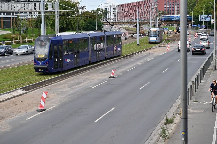 Zielona ulica Legnicka po remoncie torowiska między ulicami Zachodnią a Niedźwiedzią.