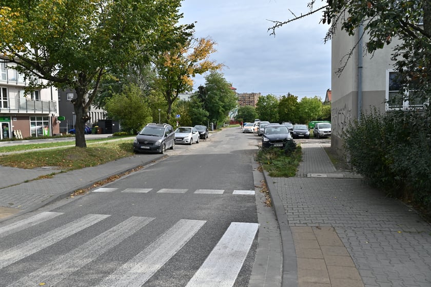 Ul. Działkowa. Tedy ma jeździć tramwaj.