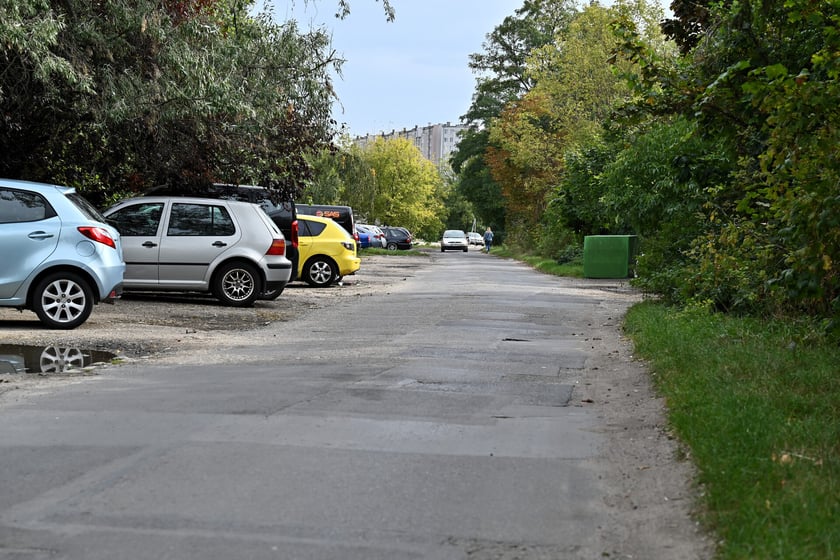 Ul. Działkowa. Tedy ma jeździć tramwaj.