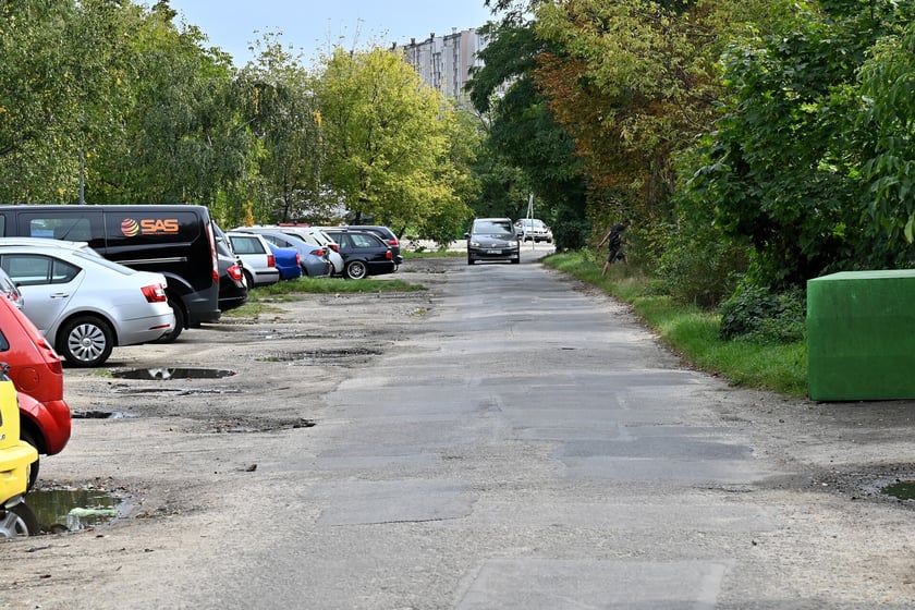 Ul. Działkowa. Tedy ma jeździć tramwaj.