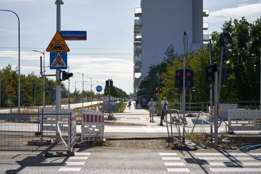 Na ulicy Kosmonautów trwają intensywne prace nie tylko na samej jezdni, ale również przy budowie dróg rowerowych, chodników oraz wiat przystankowych.